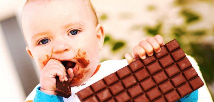 نوزادان چه زمانی میتوانند شکلات بخورند؟