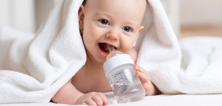 چه زمانی نوزادان می توانند آب بنوشند؟