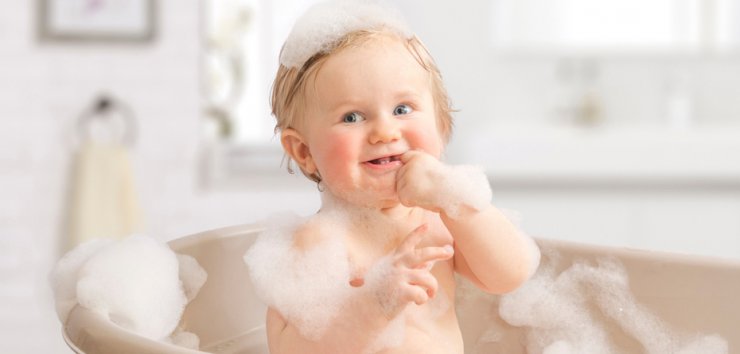 چند وقت یکبار باید مو های نوزاد خود را بشوییم؟