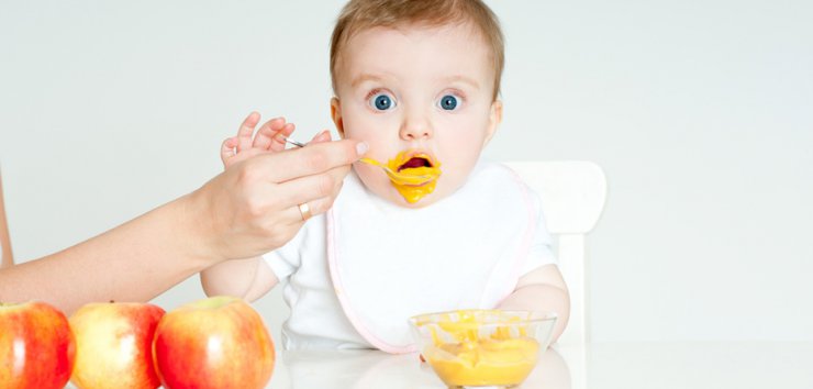 چه زمانی نوزادان می توانند خوردن پوره سیب را شروع کنند؟