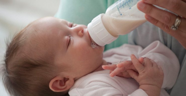 آیا نوزادان می توانند شیر مادر سرد بنوشند؟