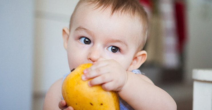 چه زمانی نوزادان می توانند انبه بخورند؟