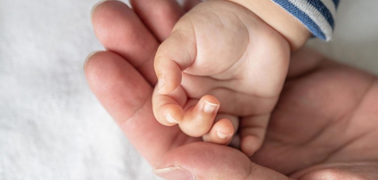 آیا سردی دست های نوزاد باعث تب می شود؟