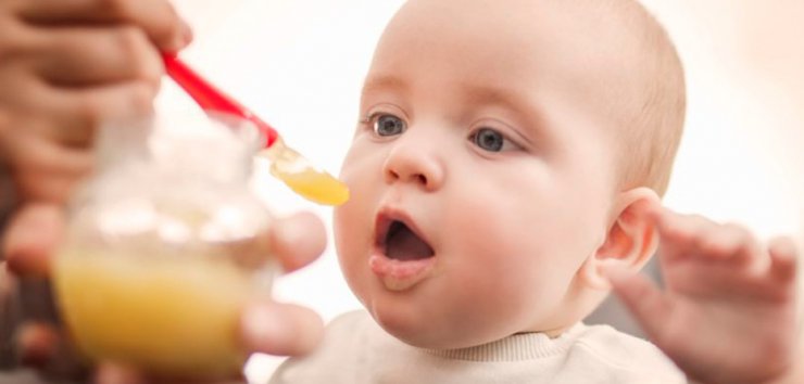 آیا دادن غذای جامد به کودک باعث خطر خفگی می شود؟