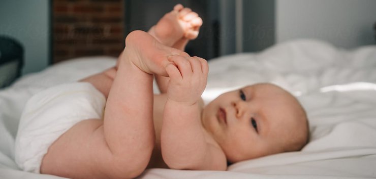 به چه علت نوزادان پا هایشان را بالا می گیرند؟