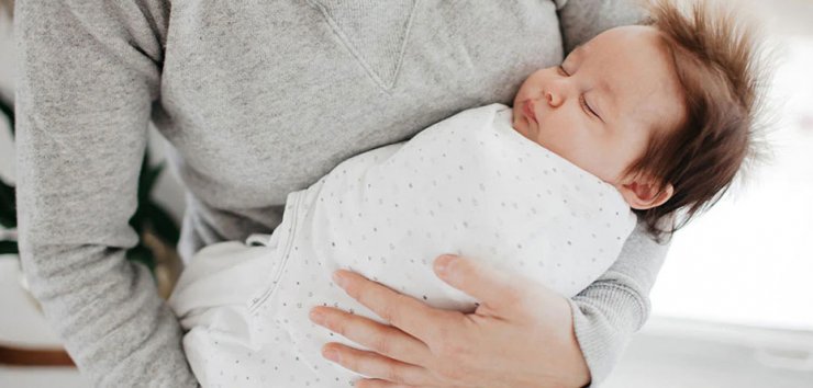 چرا نوزاد تازه متولد شده را تا بغل نکنیم نمی خوابند؟