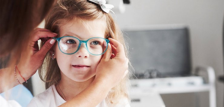 چگونه مطمئن شویم که کودک به عینک نیاز دارد یا خیر؟