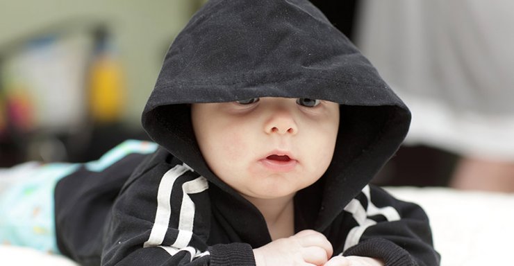 آیا پوشیدن هودی هنگام خواب برای کودک بی خطر است؟