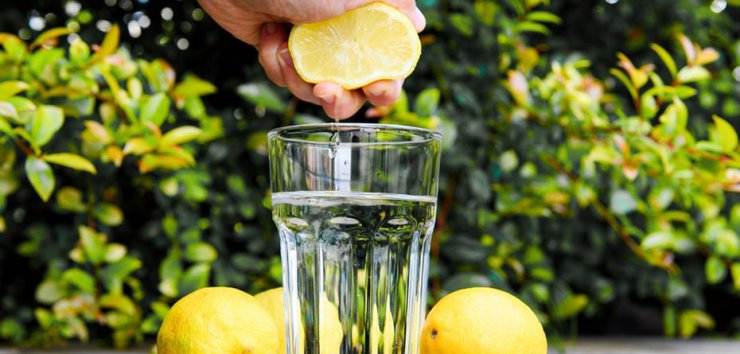 9 مزیت نوشیدن آب گرم و لیمو ترش