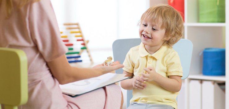 چگونه تشخیص دهیم کودکمان دچار اوتیسم است؟