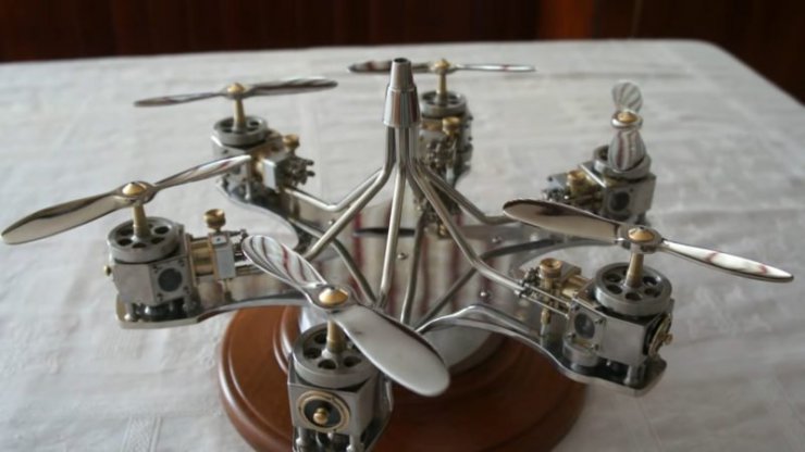 مکانیک ۸۰ ساله پهپادی شبیه به آثار هنری ساخت [تماشا کنید]