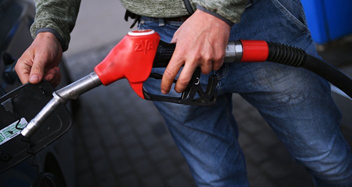 طرح نمایندگان مجلس برای افزایش قیمت بنزین آزاد و تعیین سهمیه 30 لیتری