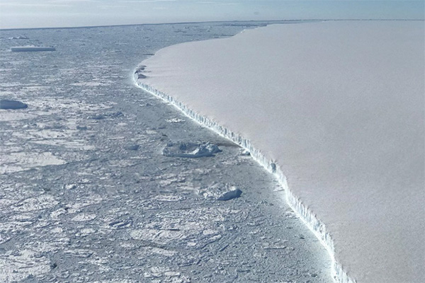 یکی از بزرگترین توده های یخی دنیا با مساحت دو برابر جزیره قشم متلاشی شد