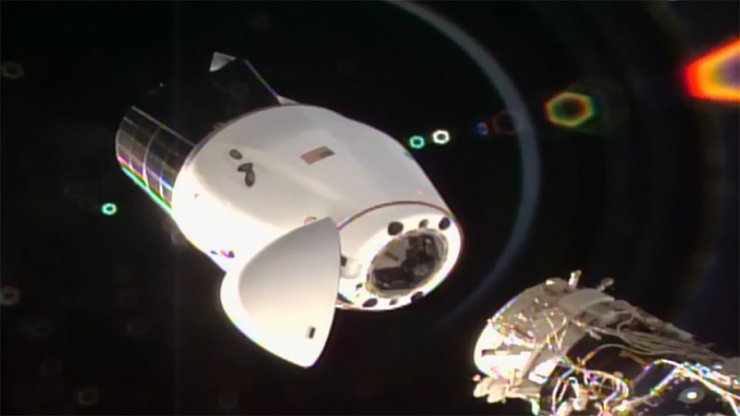 کپسول بدون سرنشین دراگون برای اولین بار به صورت خودکار از ISS جدا شد [تماشا کنید]