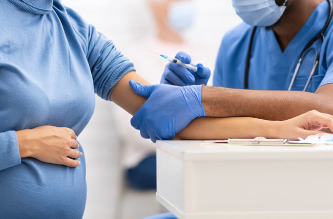 سازمان بهداشت جهانی: تزریق واکسن کرونا به مادران باردار توصیه نمی شود