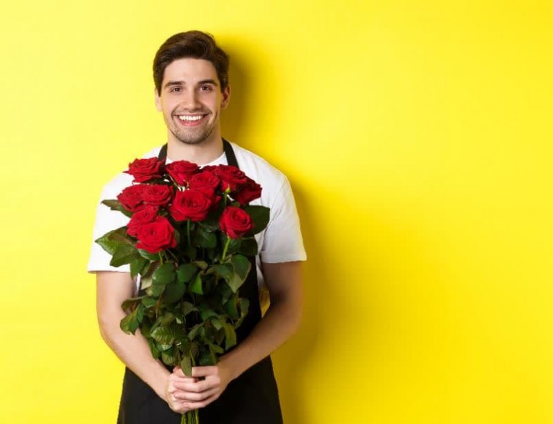 گل ولنتاین برای پسر؛ راهنمای انتخاب یک هدیه خاص