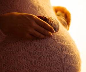 راه برقراری ارتباط مادر و پدر با جنین در بارداری