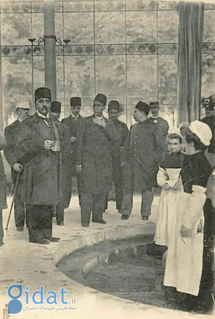 مظفرالدین شاه در حال نوشیدن آب معدنی در فرانسه