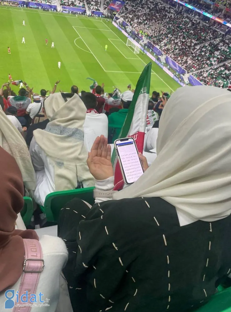 دعای یک مادر از داخل ورزشگاه برای پیروزی ایران