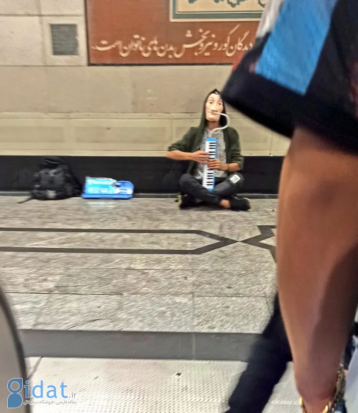 عکس یک نوازنده عجیب و غریب در متروی تهران پربیننده شد