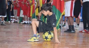 کودک افغان مسی و راموس را شکست داد