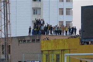 پشت بام؛ تنها امید آبادانی ها برای تماشای صدرنشینی (عکس)