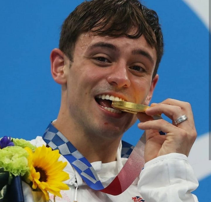 قهرمان شیرجه المپیک در حال بافتنی بافتن (عکس)