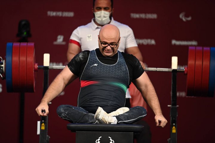 مرد نقره ای ایران اینگونه وزنه می زند (عکس)