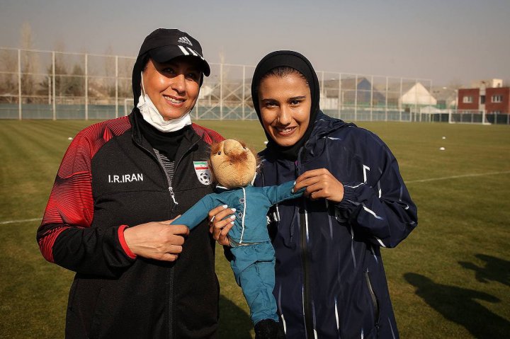 عروسک بازی در اردوی ملی فوتبال زنان (عکس)
