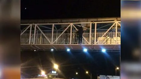 دختر جوان هنگام فرار از دست قلدرها از پل هوایی سقوط کرد