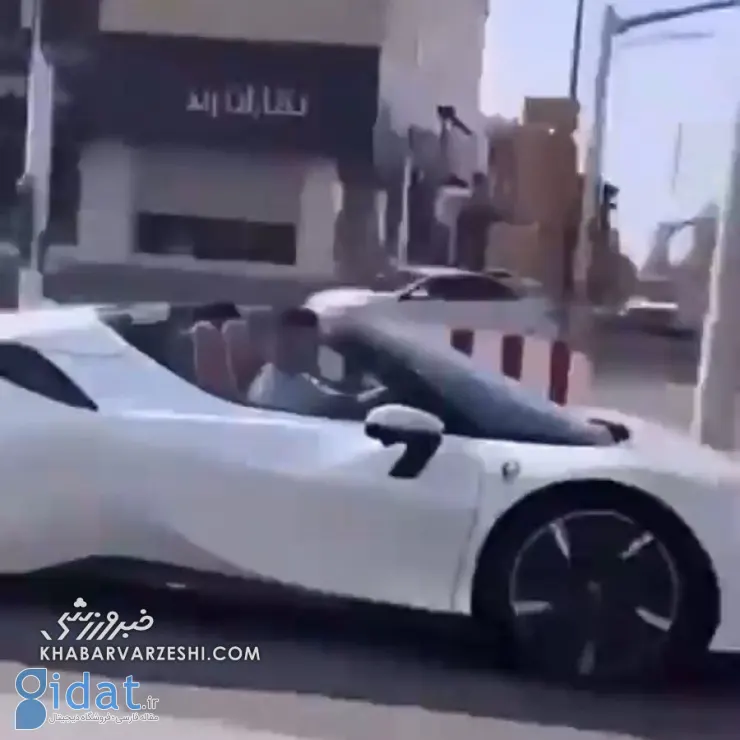 اطراف رونالدو با یک ماشین فوق لوکس در عربستان