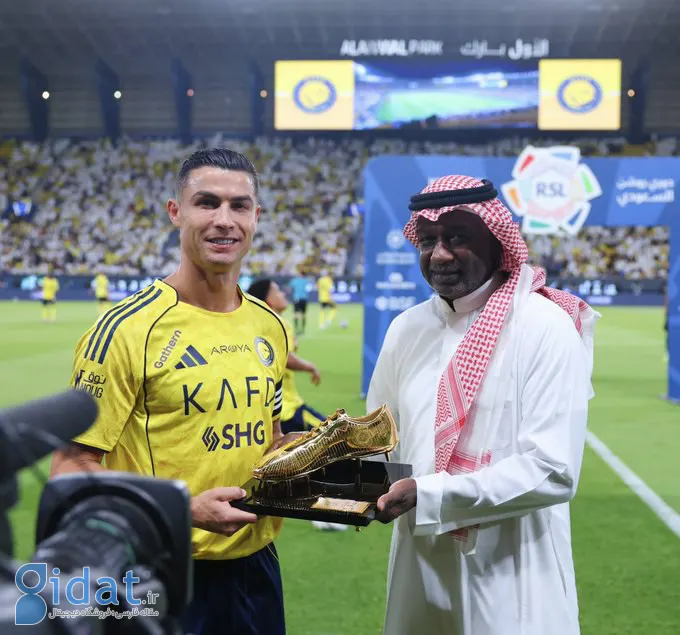 رونالدو کفش طلا را از دستان ماجد عبدالله دریافت کرد