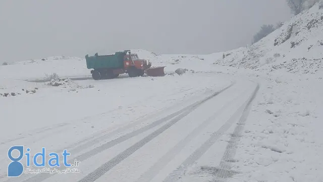 برف سنگین راه‌های ارتباطی این استان را مسدود کرد