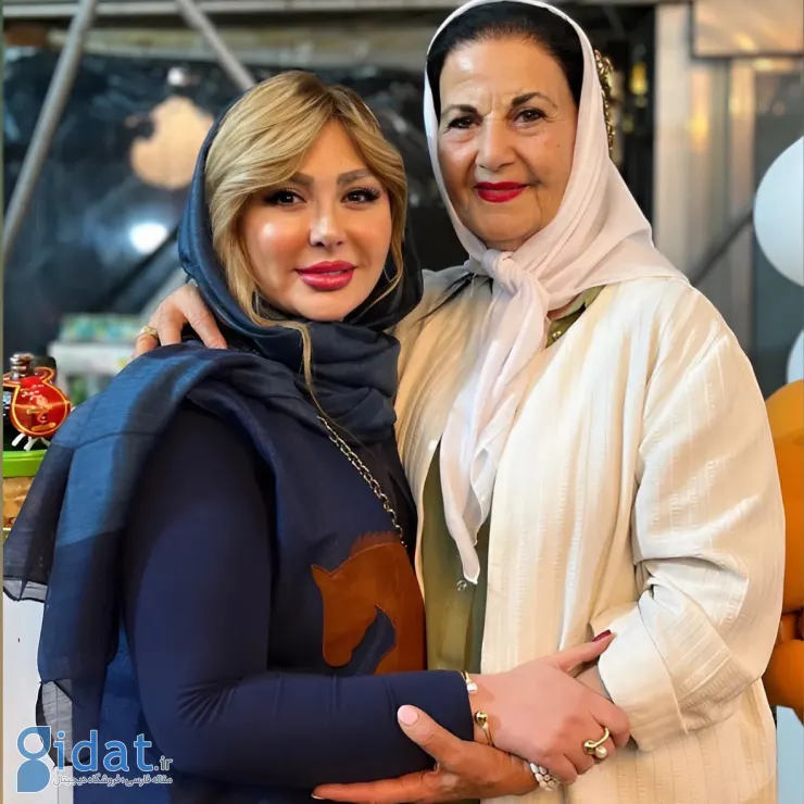 عکس دونفره نیوشا ضیغمی و پوری بنایی در بازارچه خیریه