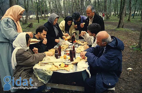 آقایان! مردم سر گوشت و مرغ مهمانی به جان هم افتادند، خجالت بکشید!