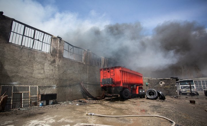 (تصاویر) آتش سوزی انبار لوازم یدکی خودرو در همدان