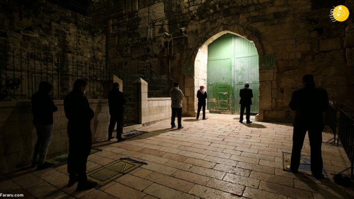 (تصاویر) نماز پشت درهای بسته مسجد الاقصی
