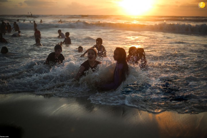 (تصاویر) فرار فلسطینی ها از گرما به ساحل غزه