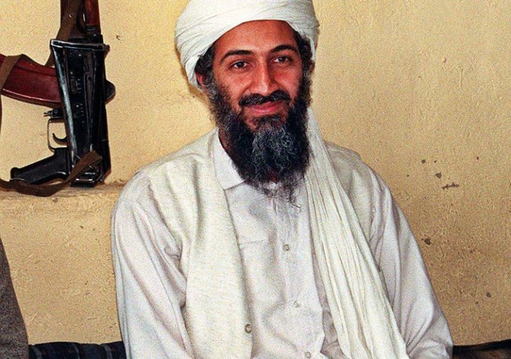 (عکس) چهره اسامه بن لادن در بین تماشاگران لیگ برتر انگلیس
