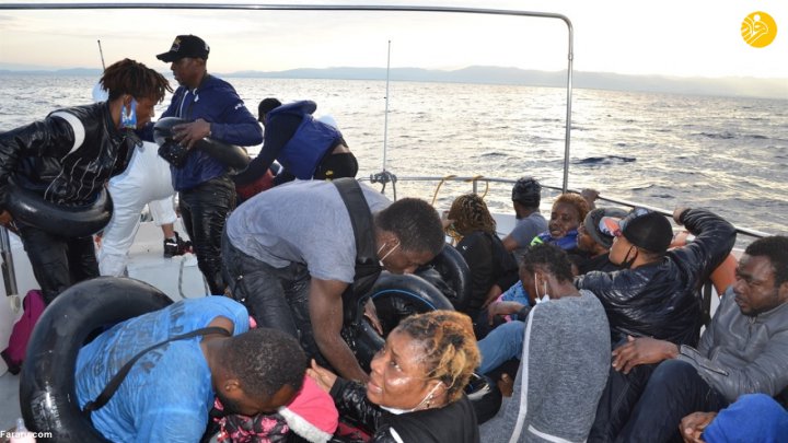 (تصویر) نجات مهاجران سرگردان در آب های ازمیر ترکیه