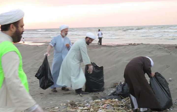 (تصاویر) پاکسازی سواحل دریای خزر توسط روحانیون