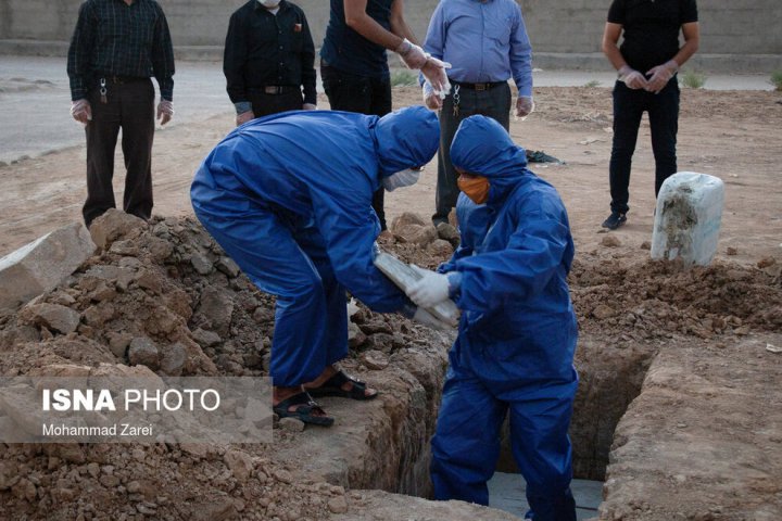 (تصاویر) دفن قربانیان کرونا در بندر امام خمینی