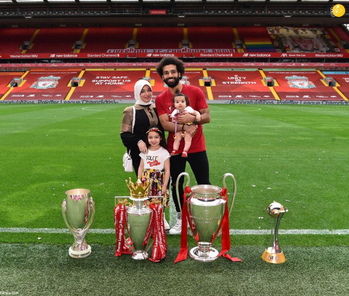 (تصویر) محمد صلاح با خانواده کنار جام های قهرمانی