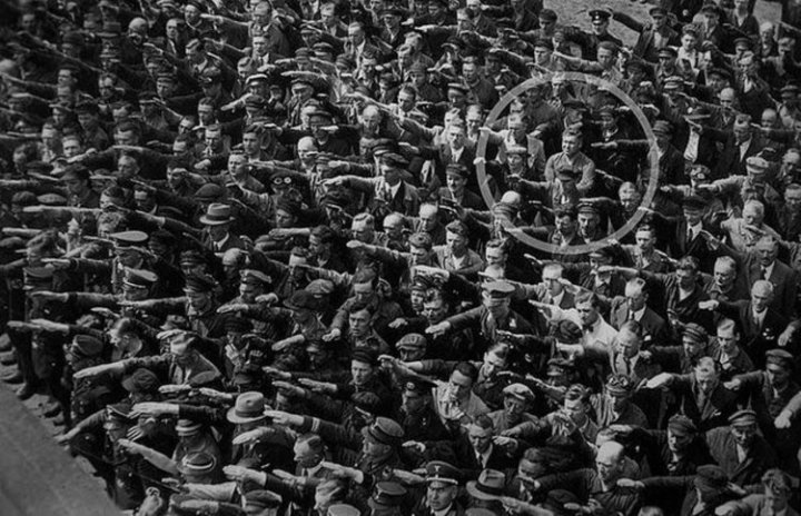 (تصویر) مردی که دستش را برای احترام به هیتلر بلند نکرد