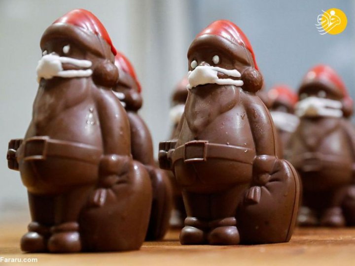 (تصاویر) تولید شکلات های بابانوئل با ماسک