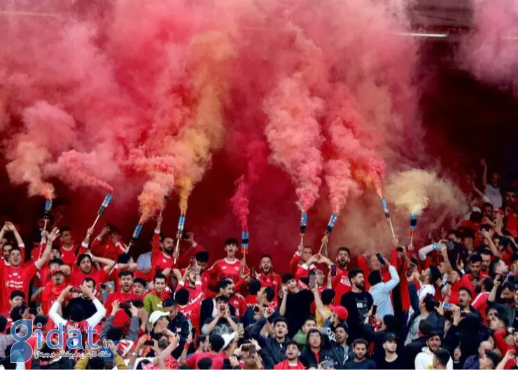 بنر جنجالی هواداران پرسپولیس در مقابل باشگاه