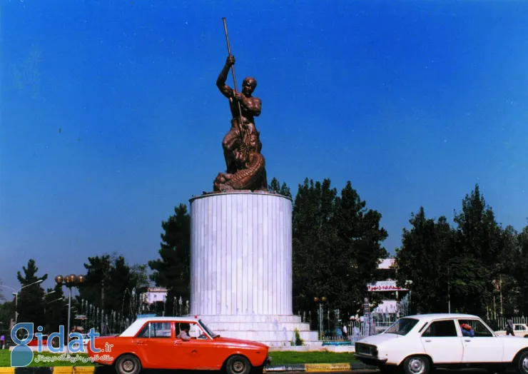 تنها مجسمه باقی مانده از پهلوی اول در این میدان تهران است