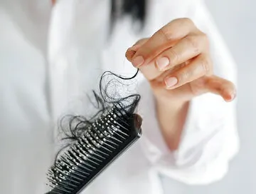 این شش دلیل عامل مهم ریزش مو هستند