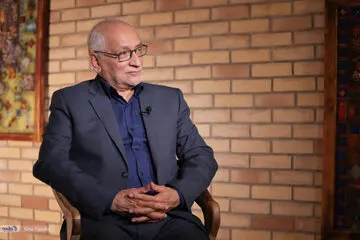 یک روزنامه محافظه‌کار به حسین مرعشی حمله کرد: نادان و احمق!