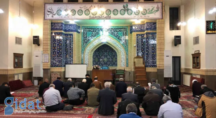 بنر متفاوتی که در داخل یک مسجد نصب شد